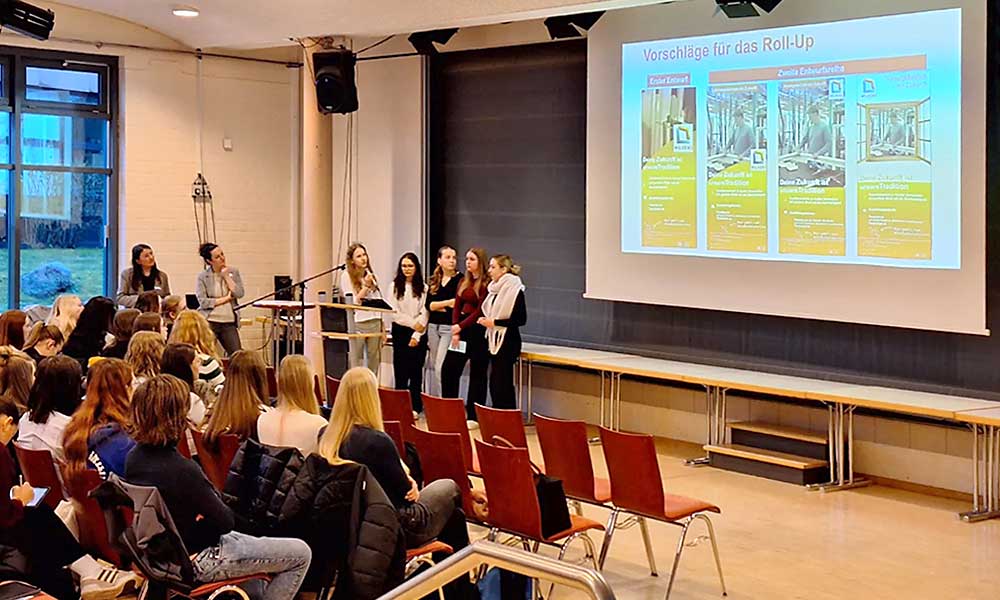 Schülerinnen des Gymnasiums Bruchhausel-Vilsen präsentieren das Ergebnis ihres Projekts der Digitalen Lernallianz in der Aula des Gymnasiums
